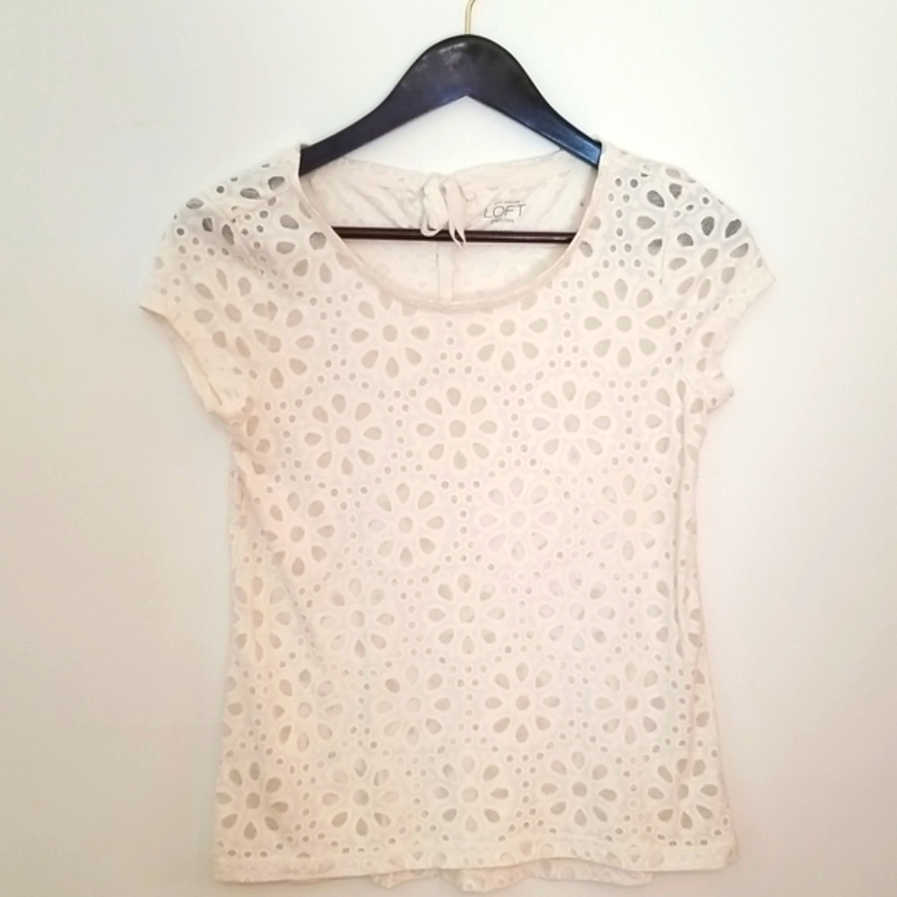 Lacey cream colored short sleeve tee scoop neck petite